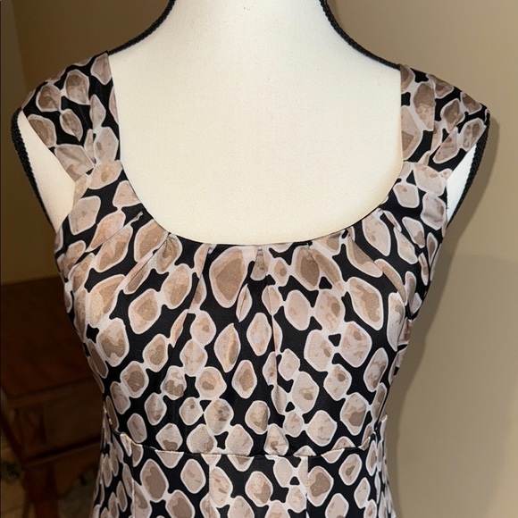 Elegant Black and Cream Patterned Dress - Picture 3 of 13